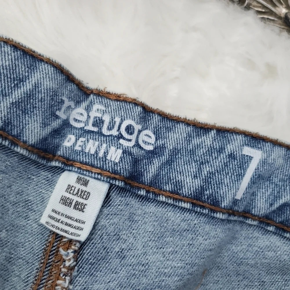New! Refuge Denim Mom Relax High Rise Distressed Ripped Jeans. Size 7.